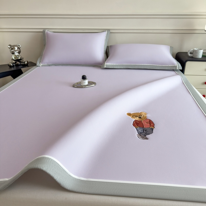 91家纺网 家纺一手货源 找家纺 印季家纺 2026新款丝滑凉感绣花软席席子-洛克熊 浅紫