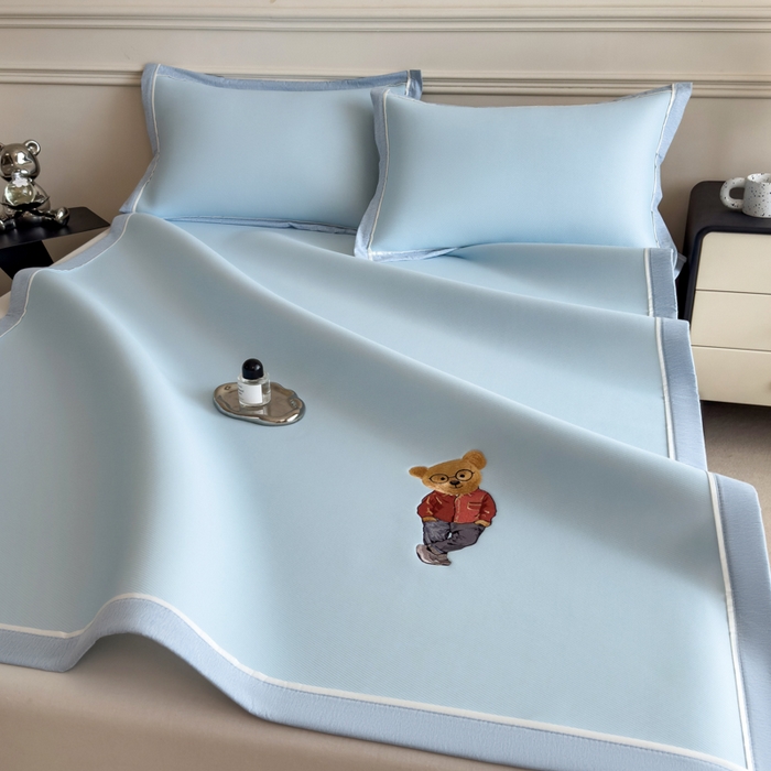 91家纺网 家纺一手货源 找家纺 印季家纺 2026新款丝滑凉感绣花软席席子-洛克熊 天蓝