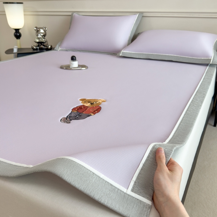 91家纺网 家纺一手货源 找家纺 印季家纺 2026新款丝滑凉感绣花软席席子-洛克熊 浅紫