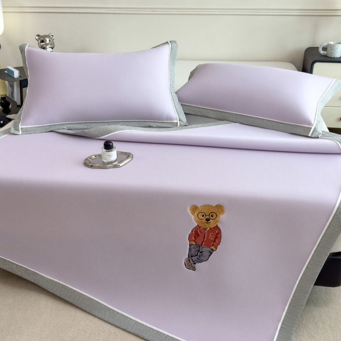 91家纺网 家纺一手货源 找家纺 印季家纺 2026新款丝滑凉感绣花软席席子-洛克熊 浅紫