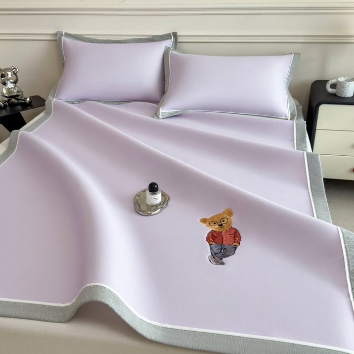 91家纺网 家纺一手货源 找家纺 印季家纺 2026新款丝滑凉感绣花软席席子-洛克熊 浅紫