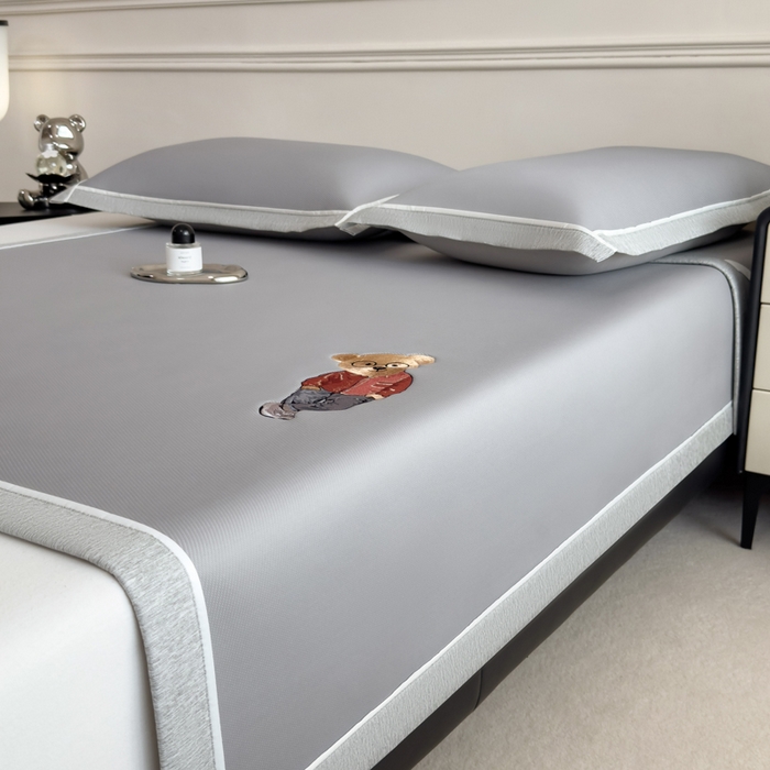 91家纺网 家纺一手货源 找家纺 印季家纺 2026新款丝滑凉感绣花软席席子-洛克熊 银灰