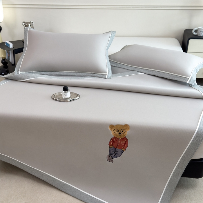 91家纺网 家纺一手货源 找家纺 印季家纺 2026新款丝滑凉感绣花软席席子-洛克熊 米灰