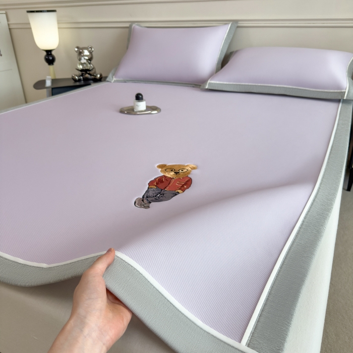 91家纺网 家纺一手货源 找家纺 印季家纺 2026新款丝滑凉感绣花软席席子-洛克熊 浅紫