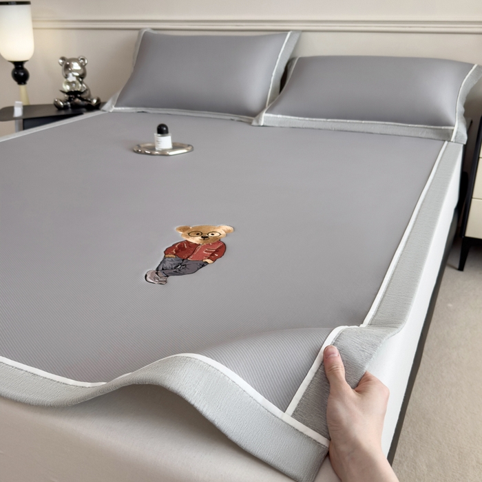 91家纺网 家纺一手货源 找家纺 印季家纺 2026新款丝滑凉感绣花软席席子-洛克熊 银灰