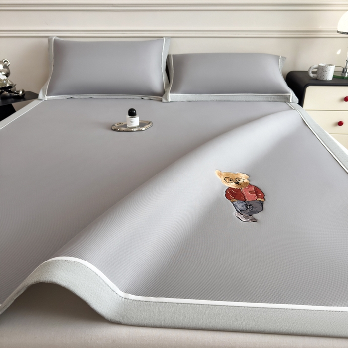 91家纺网 家纺一手货源 找家纺 印季家纺 2026新款丝滑凉感绣花软席席子-洛克熊 银灰