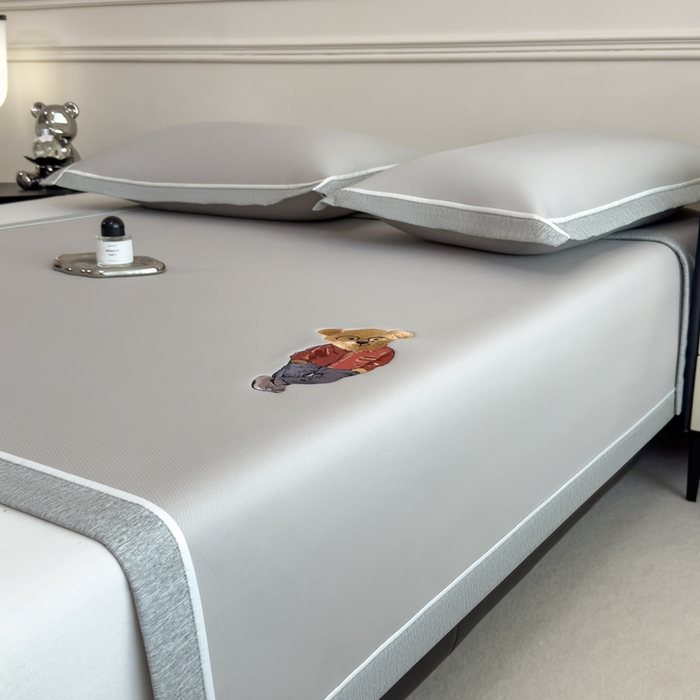 91家纺网 家纺一手货源 找家纺 印季家纺 2026新款丝滑凉感绣花软席席子-洛克熊 米灰