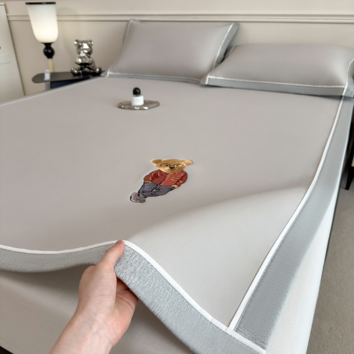 91家纺网 家纺一手货源 找家纺 印季家纺 2026新款丝滑凉感绣花软席席子-洛克熊 米灰