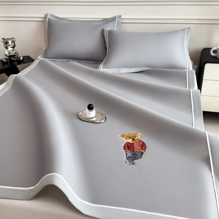 91家纺网 家纺一手货源 找家纺 印季家纺 2026新款丝滑凉感绣花软席席子-洛克熊 银灰