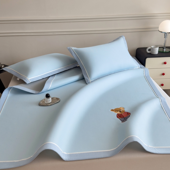 91家纺网 家纺一手货源 找家纺 印季家纺 2026新款丝滑凉感绣花软席席子-洛克熊 天蓝