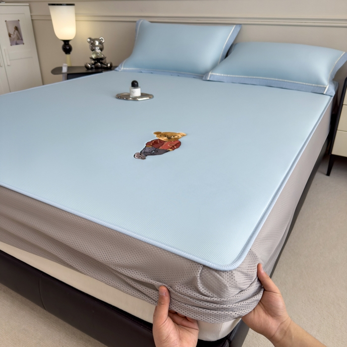 91家纺网 家纺一手货源 找家纺 印季家纺 2026新款丝滑凉感绣花软席席子-洛克熊 天蓝