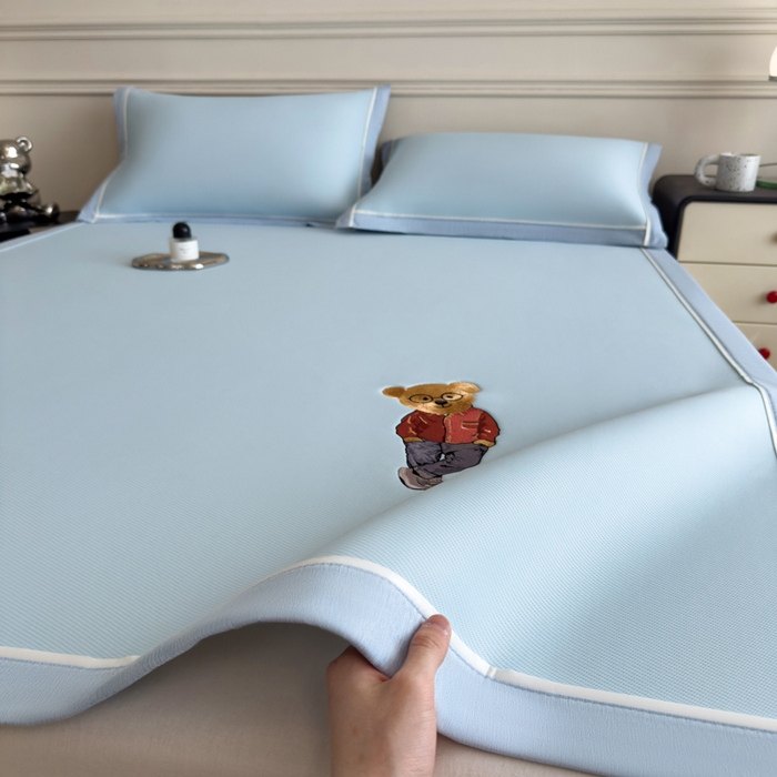 91家纺网 家纺一手货源 找家纺 印季家纺 2026新款丝滑凉感绣花软席席子-洛克熊 天蓝