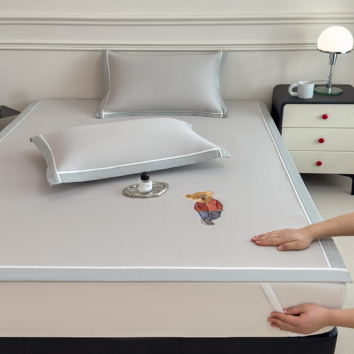 91家纺网 家纺一手货源 找家纺 印季家纺 2026新款丝滑凉感绣花软席席子-洛克熊 米灰