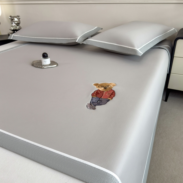 91家纺网 家纺一手货源 找家纺 印季家纺 2026新款丝滑凉感绣花软席席子-洛克熊 米灰