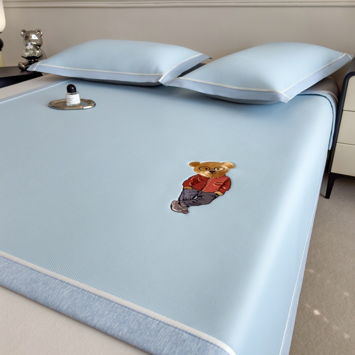 91家纺网 家纺一手货源 找家纺 印季家纺 2026新款丝滑凉感绣花软席席子-洛克熊 天蓝