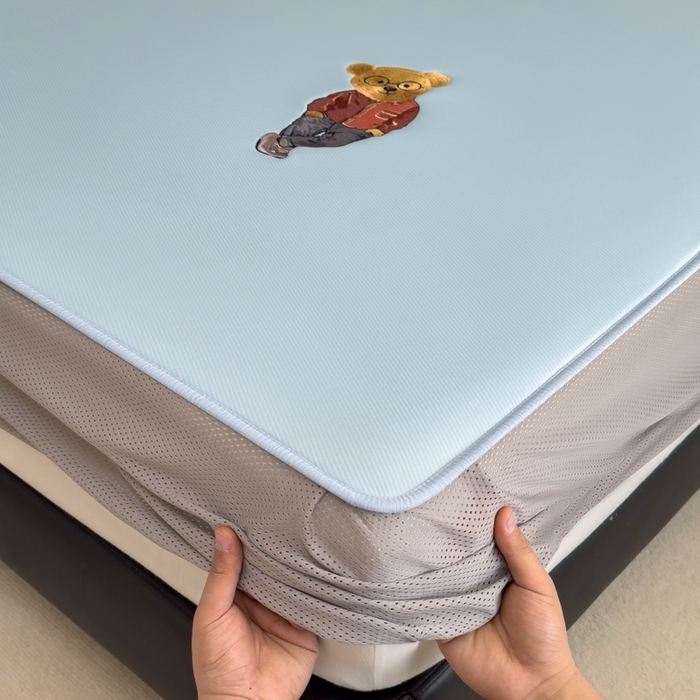 91家纺网 家纺一手货源 找家纺 印季家纺 2026新款丝滑凉感绣花软席席子-洛克熊 天蓝