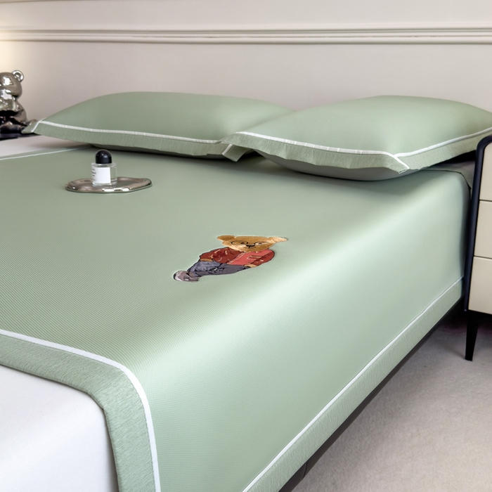 91家纺网 家纺一手货源 找家纺 印季家纺 2026新款丝滑凉感绣花软席席子-洛克熊 水绿