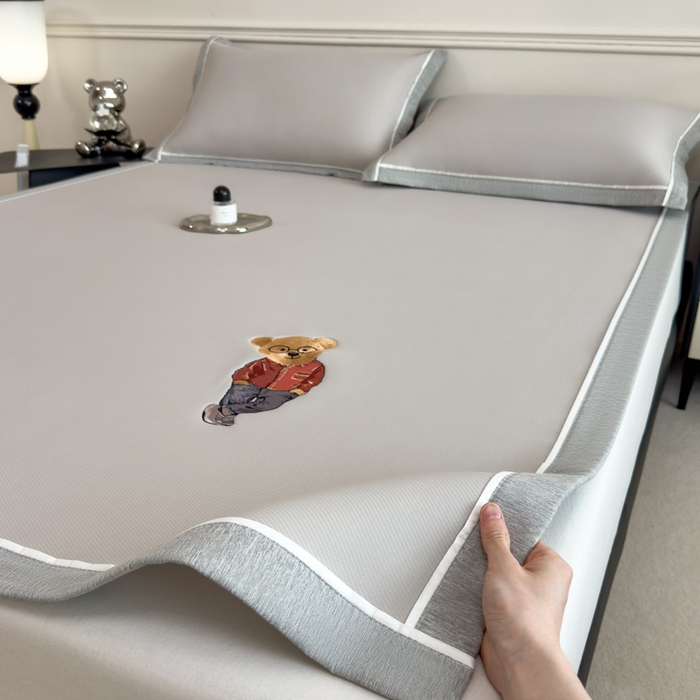 91家纺网 家纺一手货源 找家纺 印季家纺 2026新款丝滑凉感绣花软席席子-洛克熊 米灰