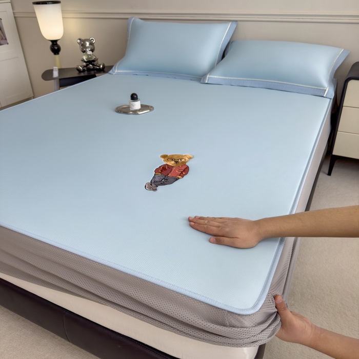 91家纺网 家纺一手货源 找家纺 印季家纺 2026新款丝滑凉感绣花软席席子-洛克熊 天蓝