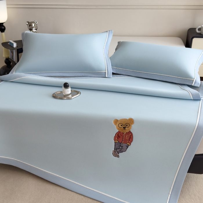 91家纺网 家纺一手货源 找家纺 印季家纺 2026新款丝滑凉感绣花软席席子-洛克熊 天蓝