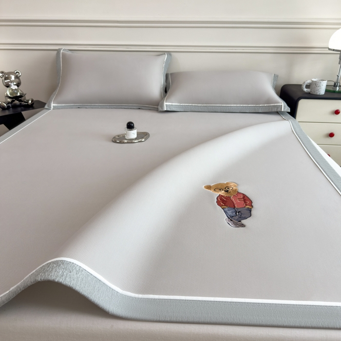 91家纺网 家纺一手货源 找家纺 印季家纺 2026新款丝滑凉感绣花软席席子-洛克熊 米灰