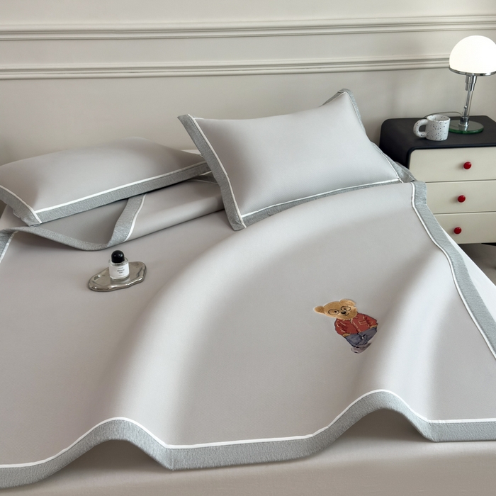 91家纺网 家纺一手货源 找家纺 印季家纺 2026新款丝滑凉感绣花软席席子-洛克熊 米灰