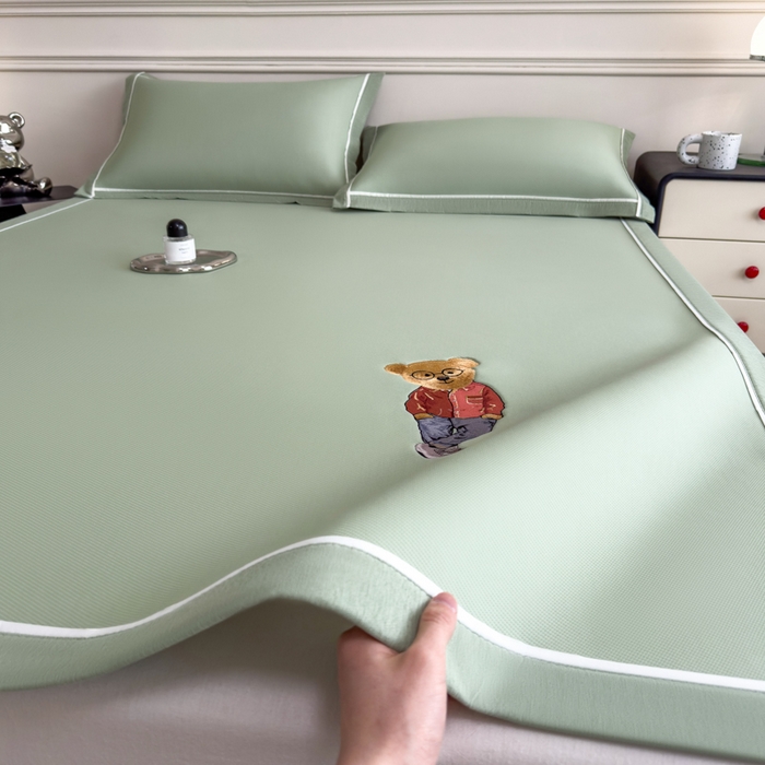 91家纺网 家纺一手货源 找家纺 印季家纺 2026新款丝滑凉感绣花软席席子-洛克熊 水绿