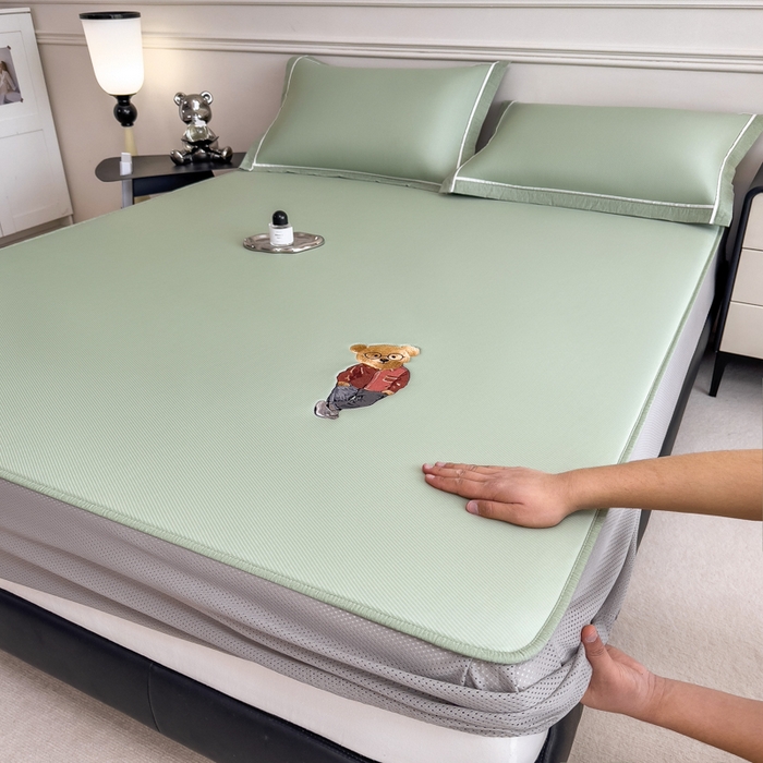 91家纺网 家纺一手货源 找家纺 印季家纺 2026新款丝滑凉感绣花软席席子-洛克熊 水绿