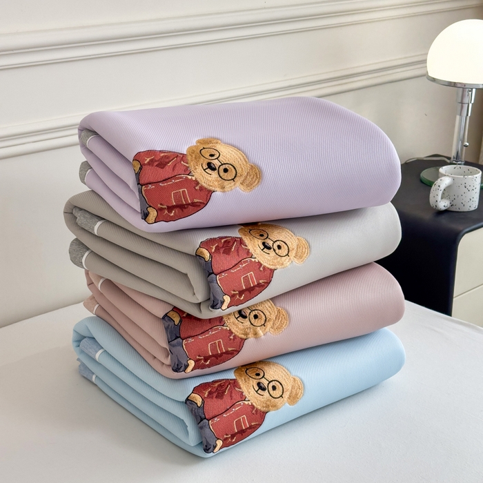 91家纺网 家纺一手货源 找家纺 印季家纺 2026新款丝滑凉感绣花软席席子-洛克熊 组合图仅供展示