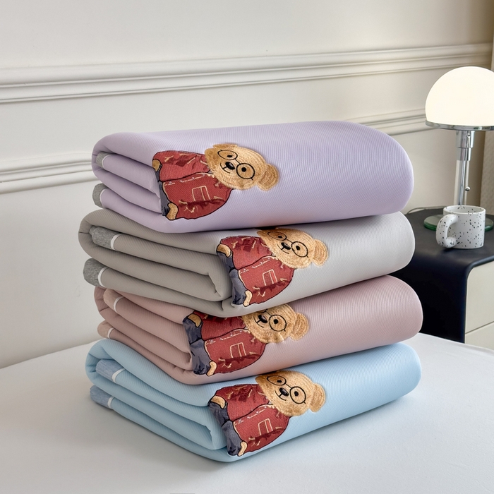 91家纺网 家纺一手货源 找家纺 印季家纺 2026新款丝滑凉感绣花软席席子-洛克熊 组合图仅供展示