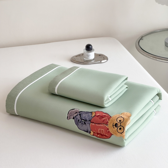 91家纺网 家纺一手货源 找家纺 印季家纺 2026新款丝滑凉感绣花软席席子-洛克熊 水绿