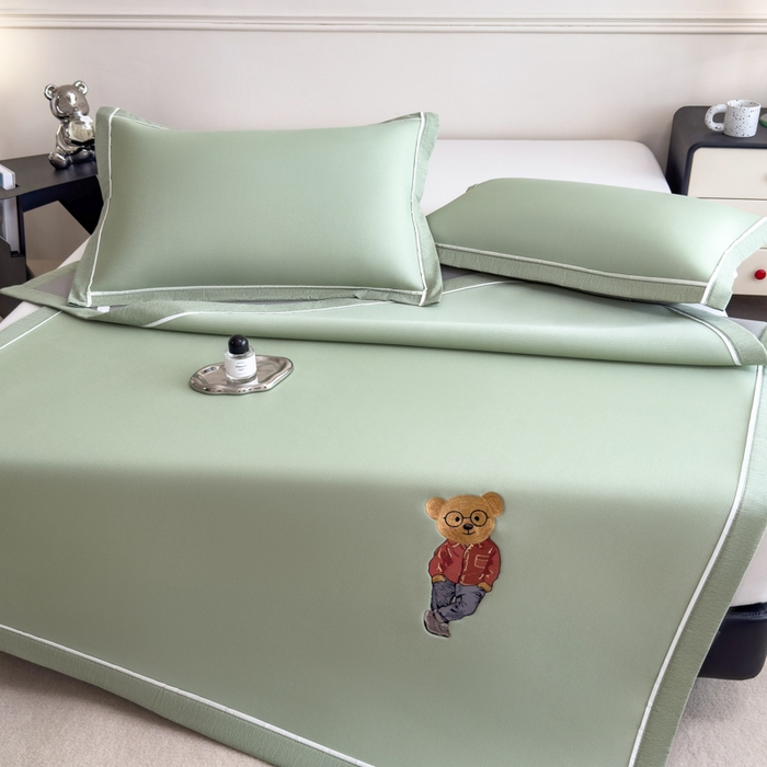 91家纺网 家纺一手货源 找家纺 印季家纺 2026新款丝滑凉感绣花软席席子-洛克熊 水绿