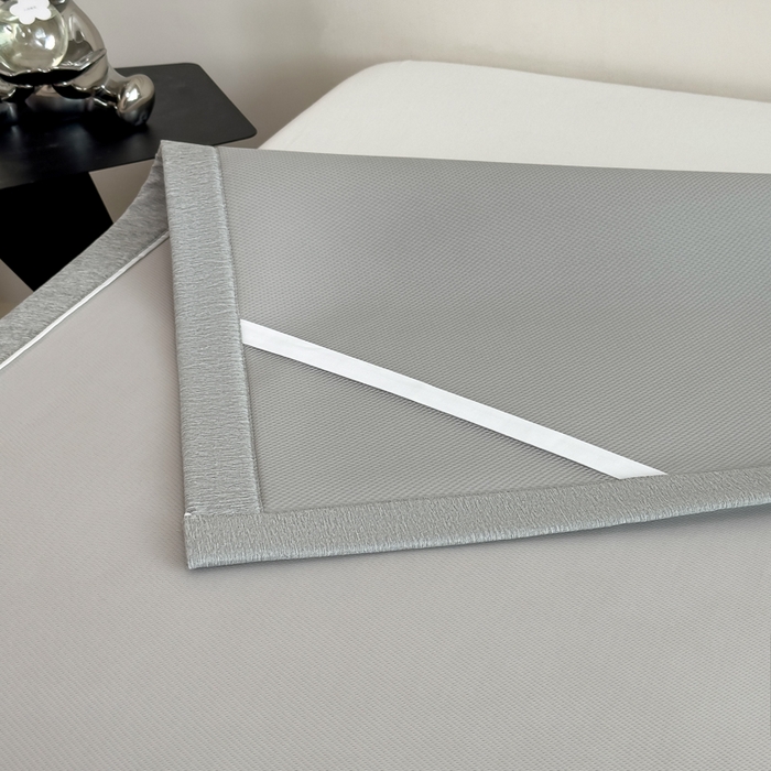 91家纺网 家纺一手货源 找家纺 印季家纺 2026新款丝滑凉感绣花软席席子-洛克熊 米灰