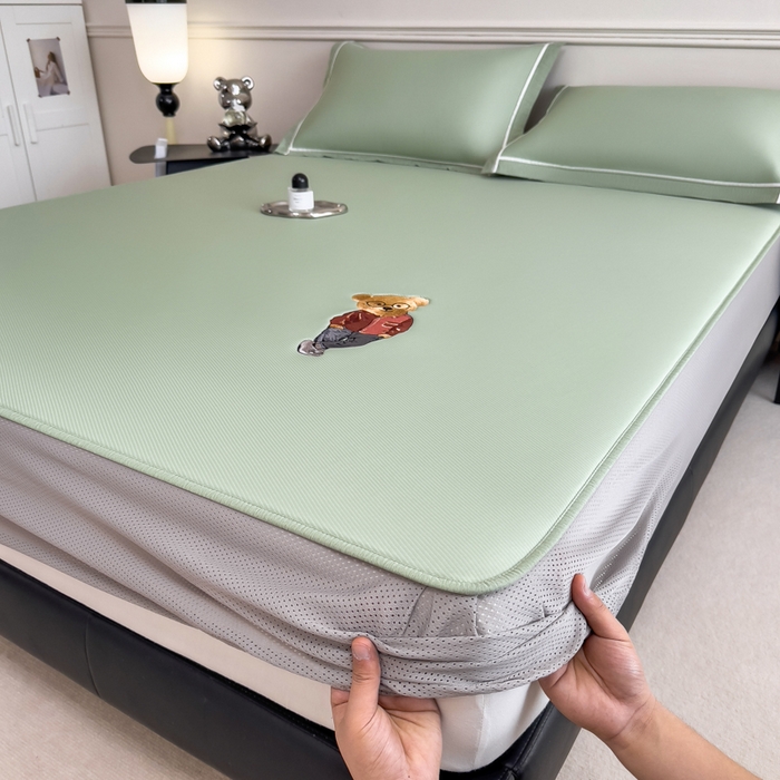 91家纺网 家纺一手货源 找家纺 印季家纺 2026新款丝滑凉感绣花软席席子-洛克熊 水绿