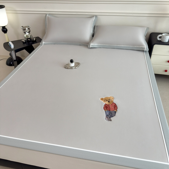 91家纺网 家纺一手货源 找家纺 印季家纺 2026新款丝滑凉感绣花软席席子-洛克熊 米灰