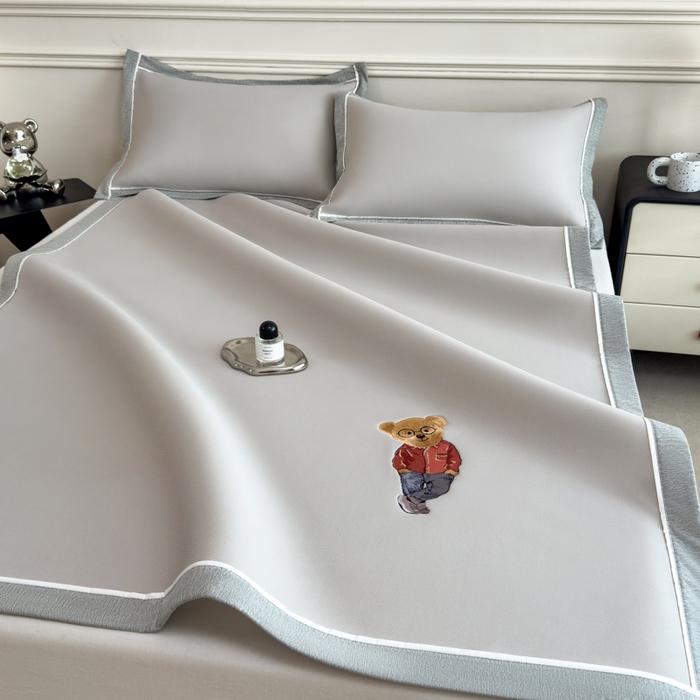 91家纺网 家纺一手货源 找家纺 印季家纺 2026新款丝滑凉感绣花软席席子-洛克熊 米灰