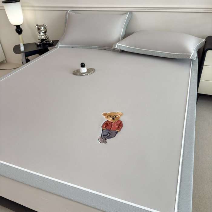 91家纺网 家纺一手货源 找家纺 印季家纺 2026新款丝滑凉感绣花软席席子-洛克熊 米灰