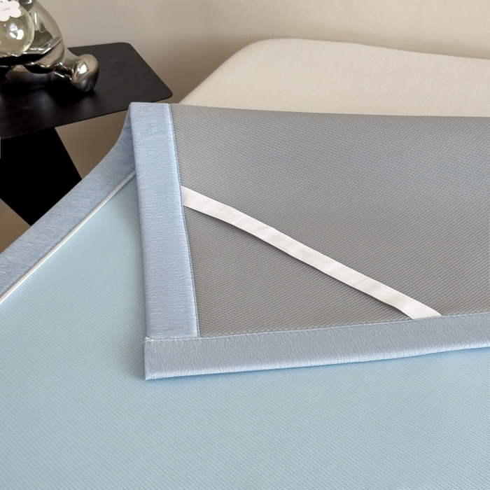 91家纺网 家纺一手货源 找家纺 印季家纺 2026新款丝滑凉感绣花软席席子-洛克熊 天蓝