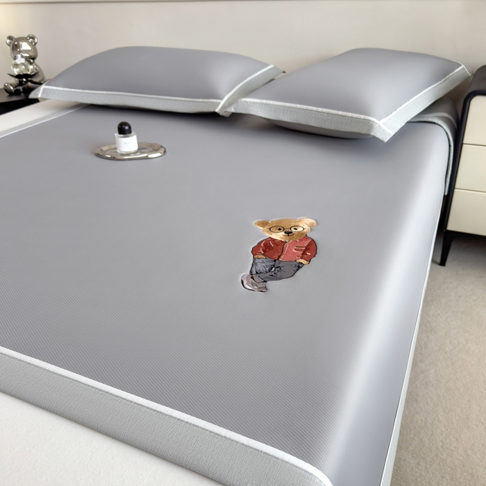 91家纺网 家纺一手货源 找家纺 印季家纺 2026新款丝滑凉感绣花软席席子-洛克熊 银灰