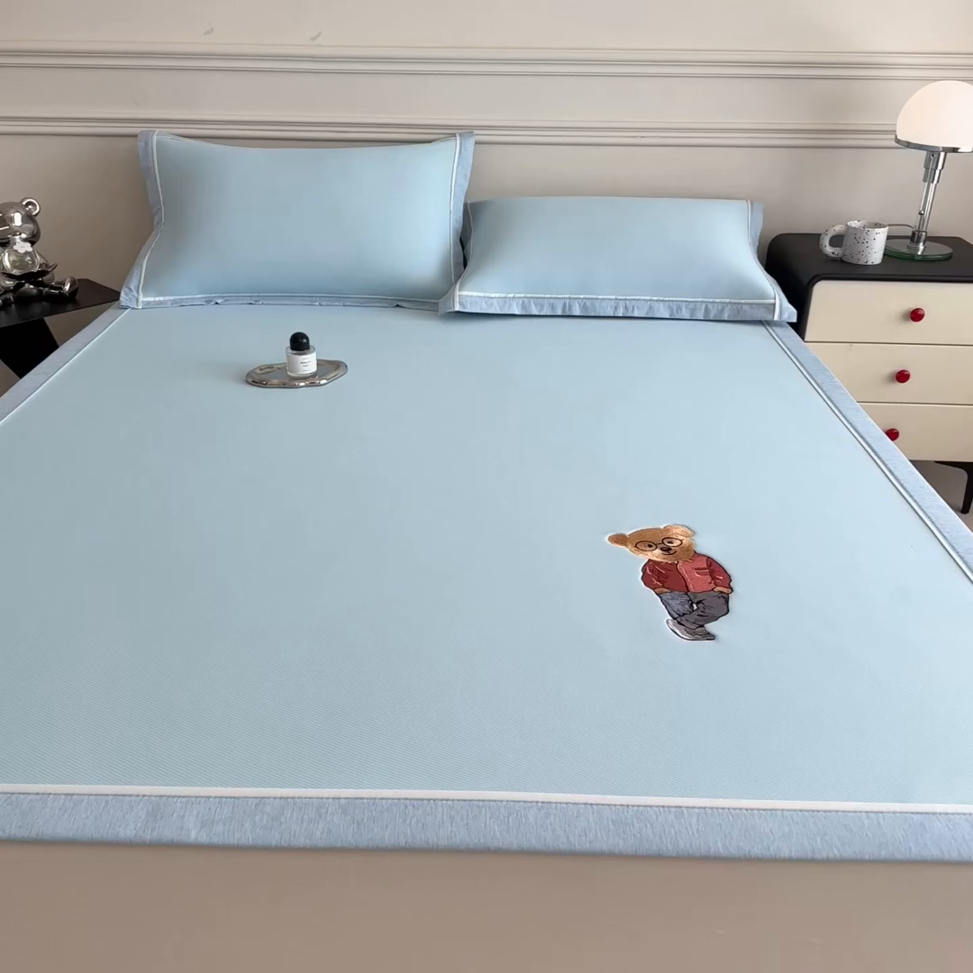 91家纺网 家纺一手货源 找家纺 印季家纺 2026新款丝滑凉感绣花软席席子-洛克熊 天蓝