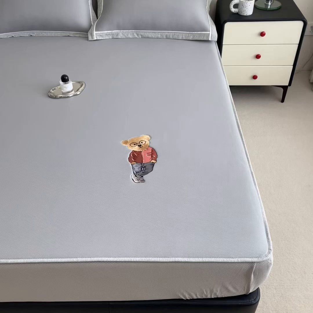 91家纺网 家纺一手货源 找家纺 印季家纺 2026新款丝滑凉感绣花软席席子-洛克熊 银灰