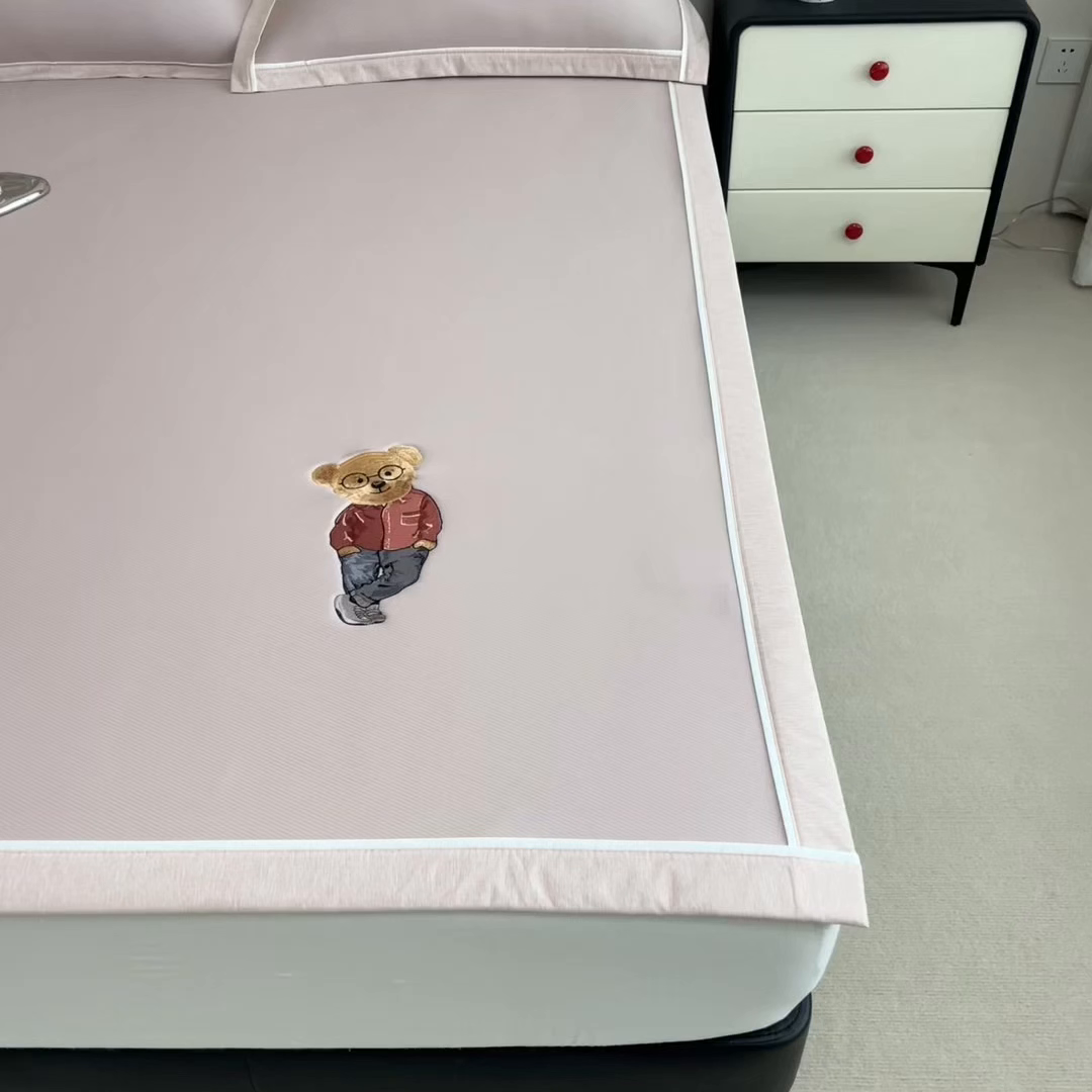 91家纺网 家纺一手货源 找家纺 （总）印季家纺 2026新款丝滑凉感绣花软席席子-洛克熊