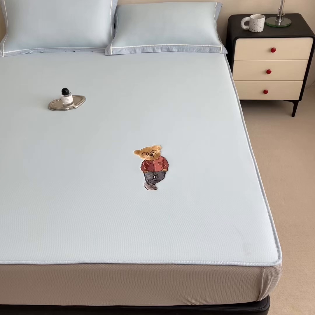 91家纺网 家纺一手货源 找家纺 印季家纺 2026新款丝滑凉感绣花软席席子-洛克熊 米灰