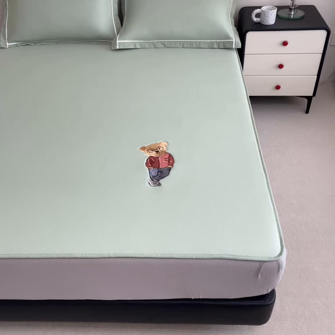 91家纺网 家纺一手货源 找家纺 印季家纺 2026新款丝滑凉感绣花软席席子-洛克熊 水绿