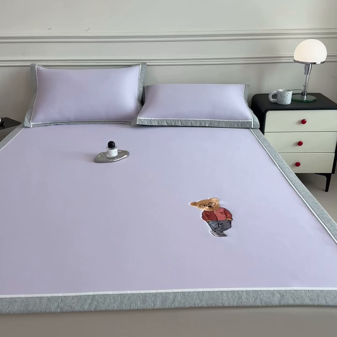 91家纺网 家纺一手货源 找家纺 印季家纺 2026新款丝滑凉感绣花软席席子-洛克熊 浅紫