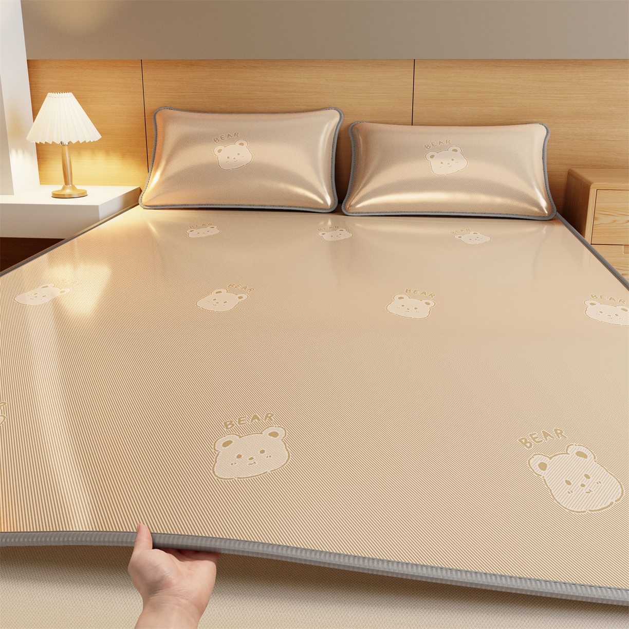 91家纺网 家纺一手货源 找家纺 源舍家纺 2026新款国标质检三明治复合糯叽叽冰丝软凉席成人床 冰丝熊-咖