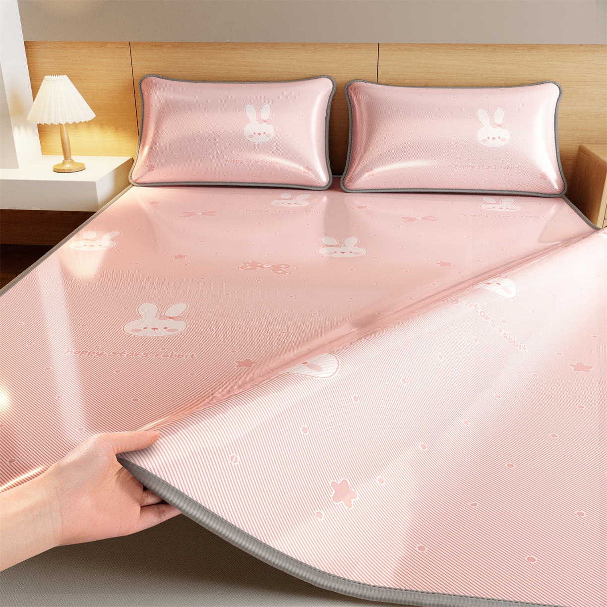 91家纺网 家纺一手货源 找家纺 源舍家纺 2026新款国标质检三明治复合糯叽叽冰丝软凉席成人床 冰丝兔-粉