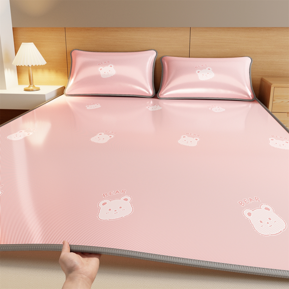 91家纺网 家纺一手货源 找家纺 源舍家纺 2026新款国标质检三明治复合糯叽叽冰丝软凉席成人床 冰丝熊-粉