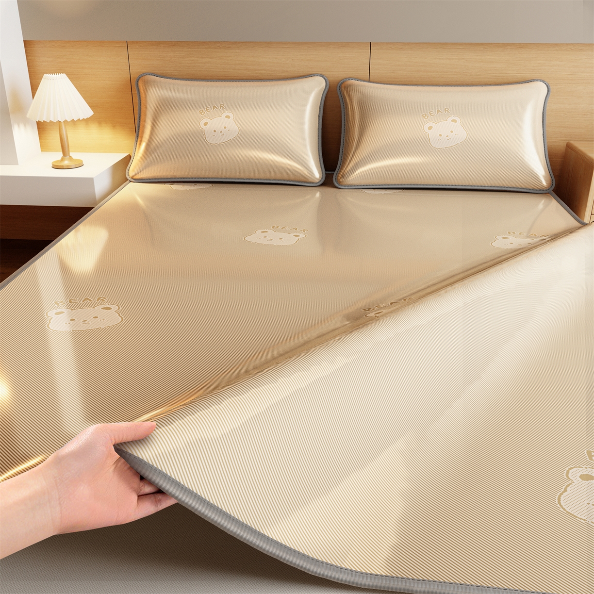 91家纺网 家纺一手货源 找家纺 源舍家纺 2026新款国标质检三明治复合糯叽叽冰丝软凉席成人床 冰丝熊-咖