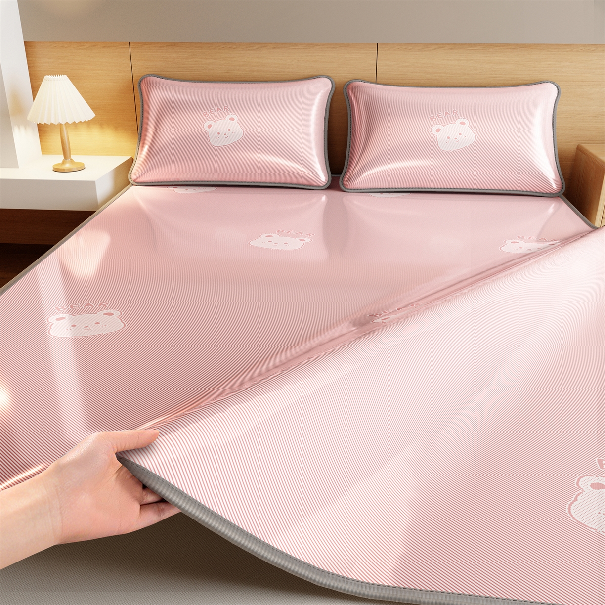 91家纺网 家纺一手货源 找家纺 源舍家纺 2026新款国标质检三明治复合糯叽叽冰丝软凉席成人床 冰丝熊-粉